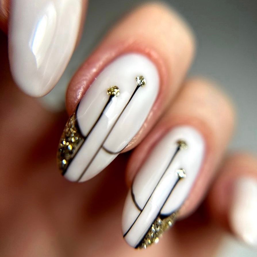 Elegant White and Gold Nail Design