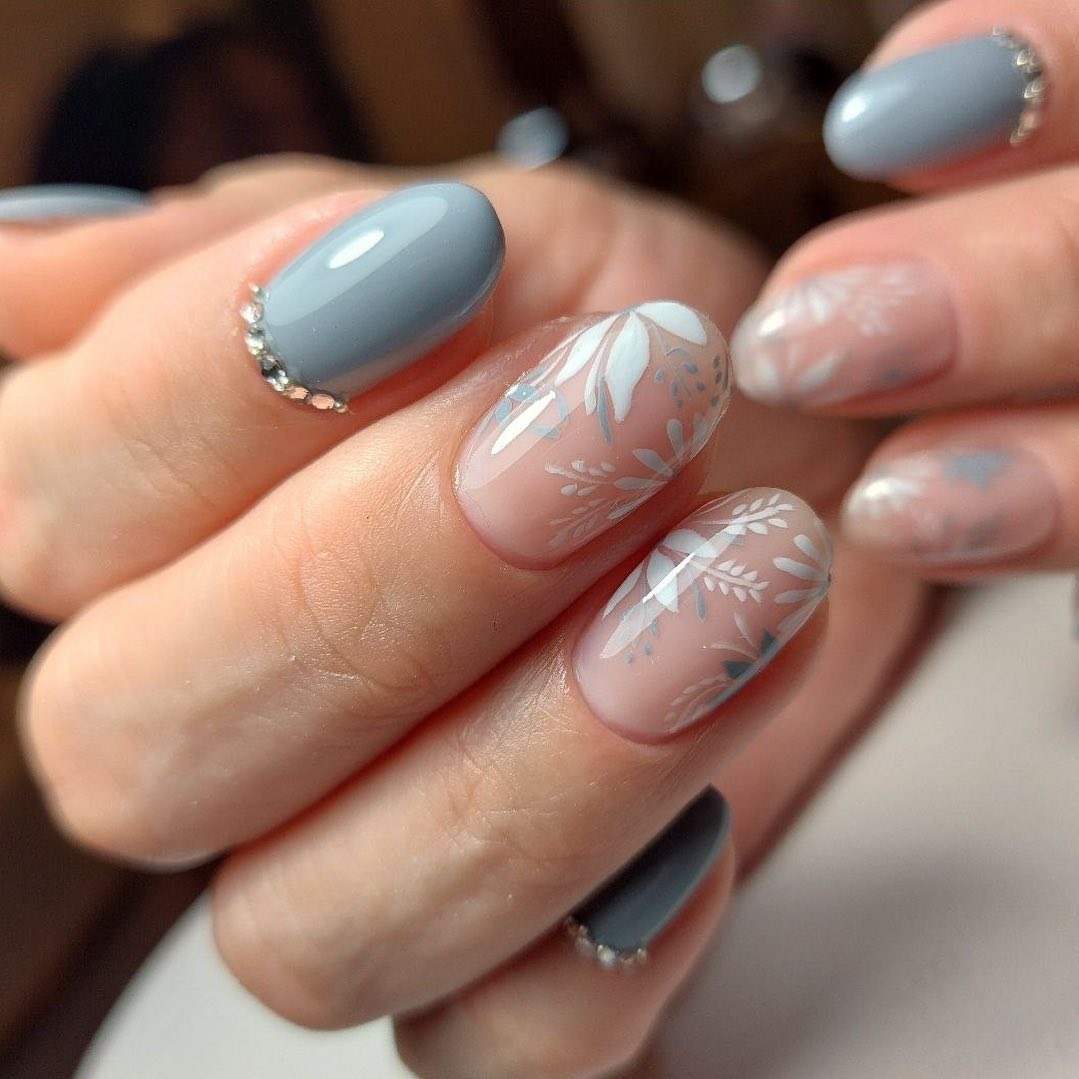Elegant Gray and White Floral Nails