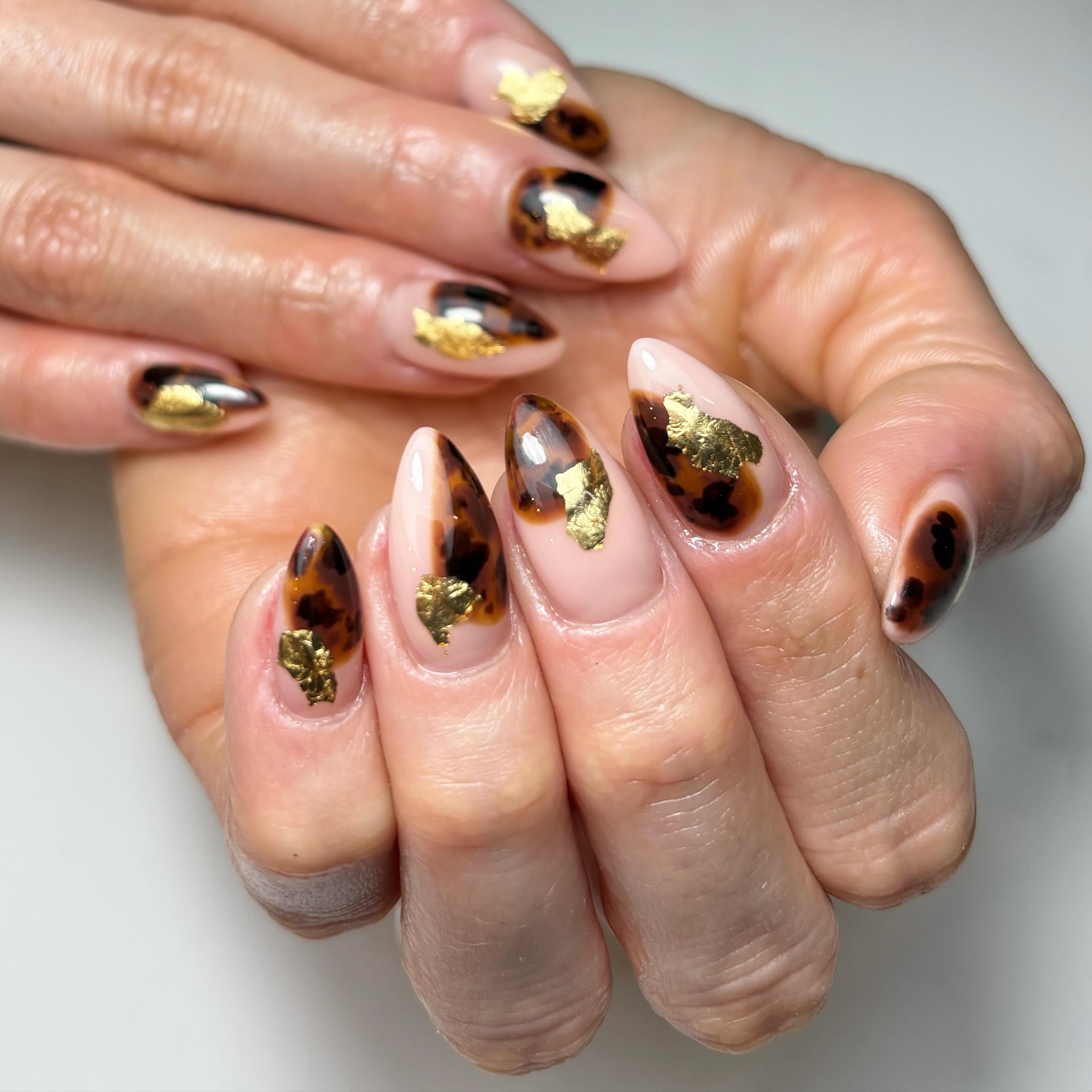 Elegant Tortie Nails with Gold Accents