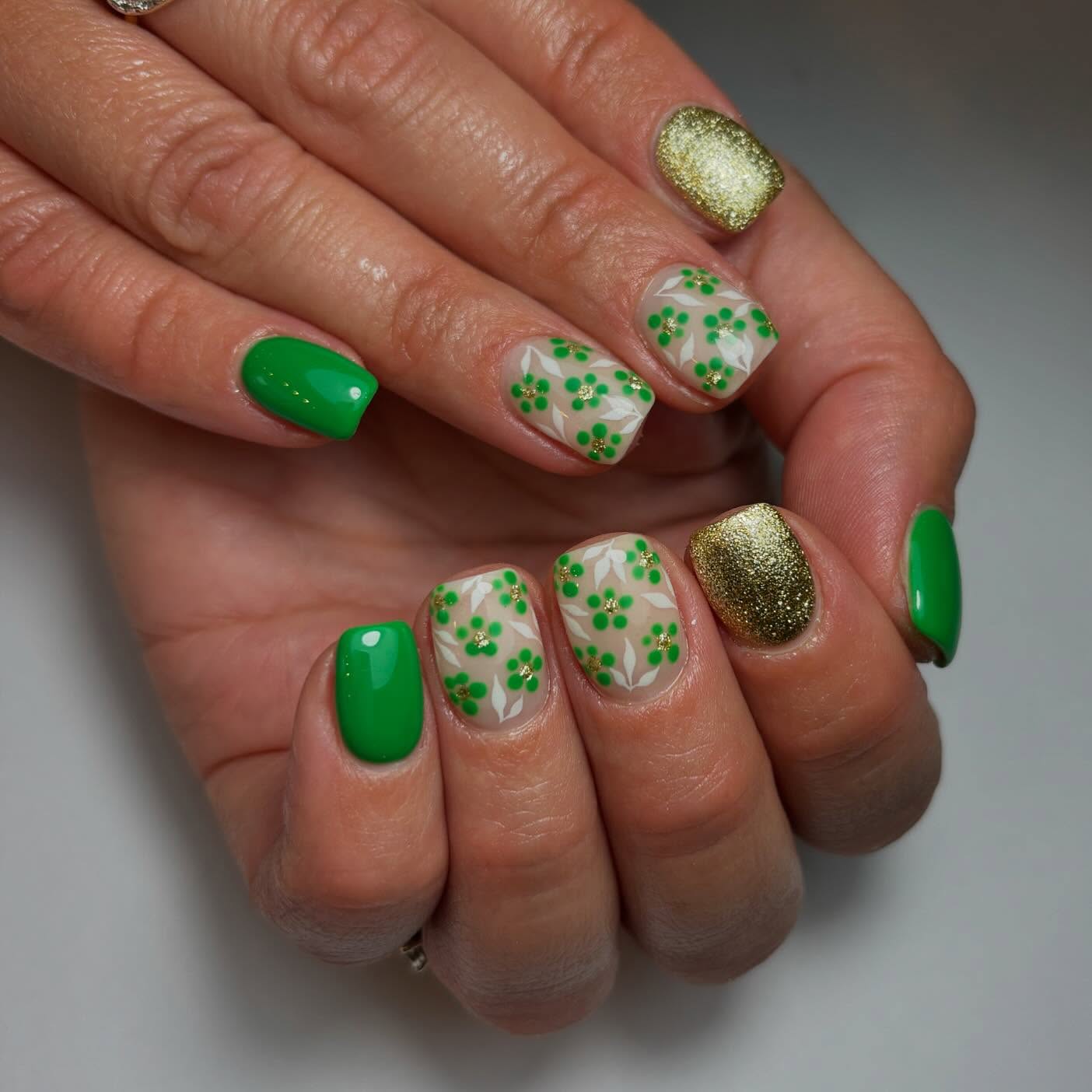 Stylish Green and Gold Nails