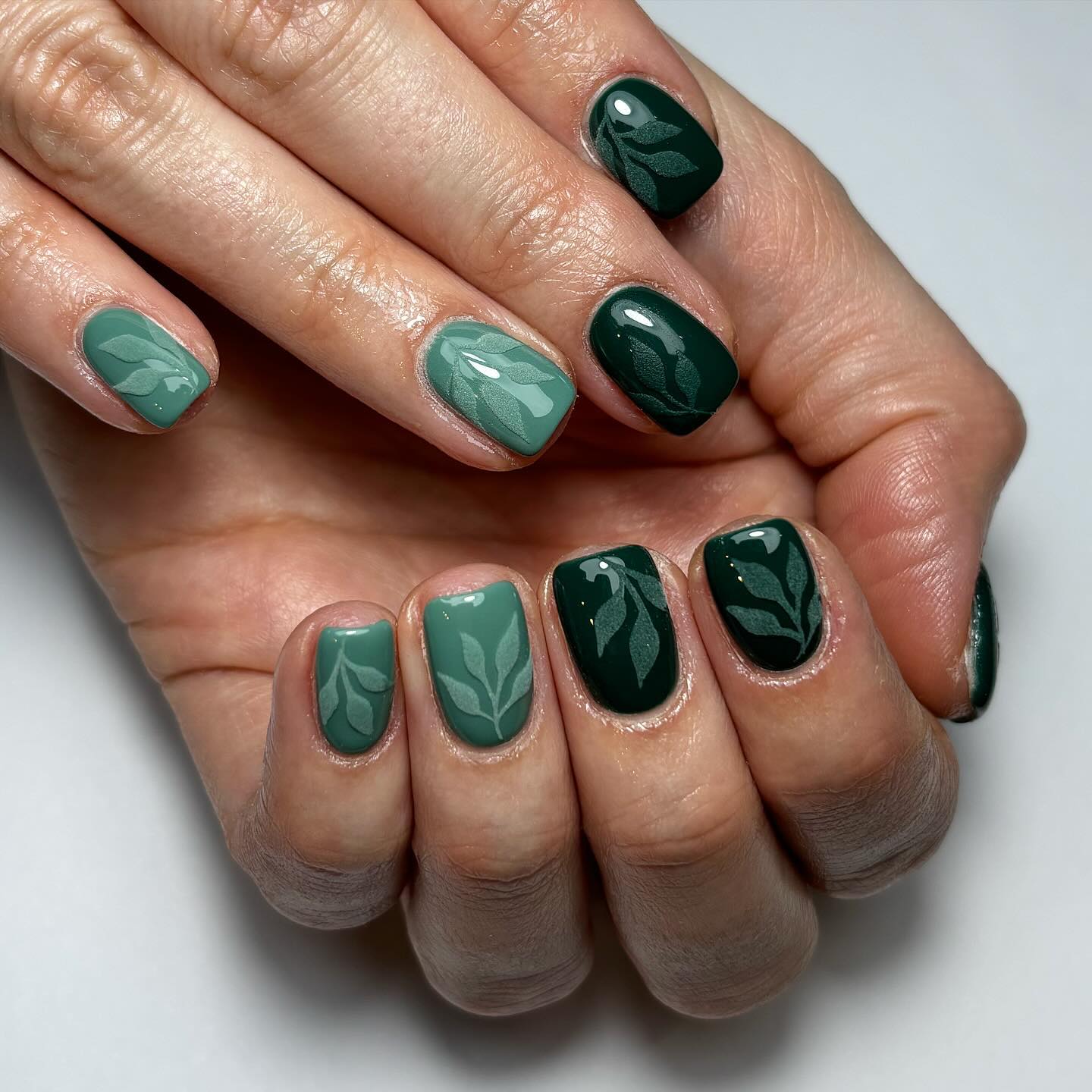 Elegant Green Leaf Pattern Nails