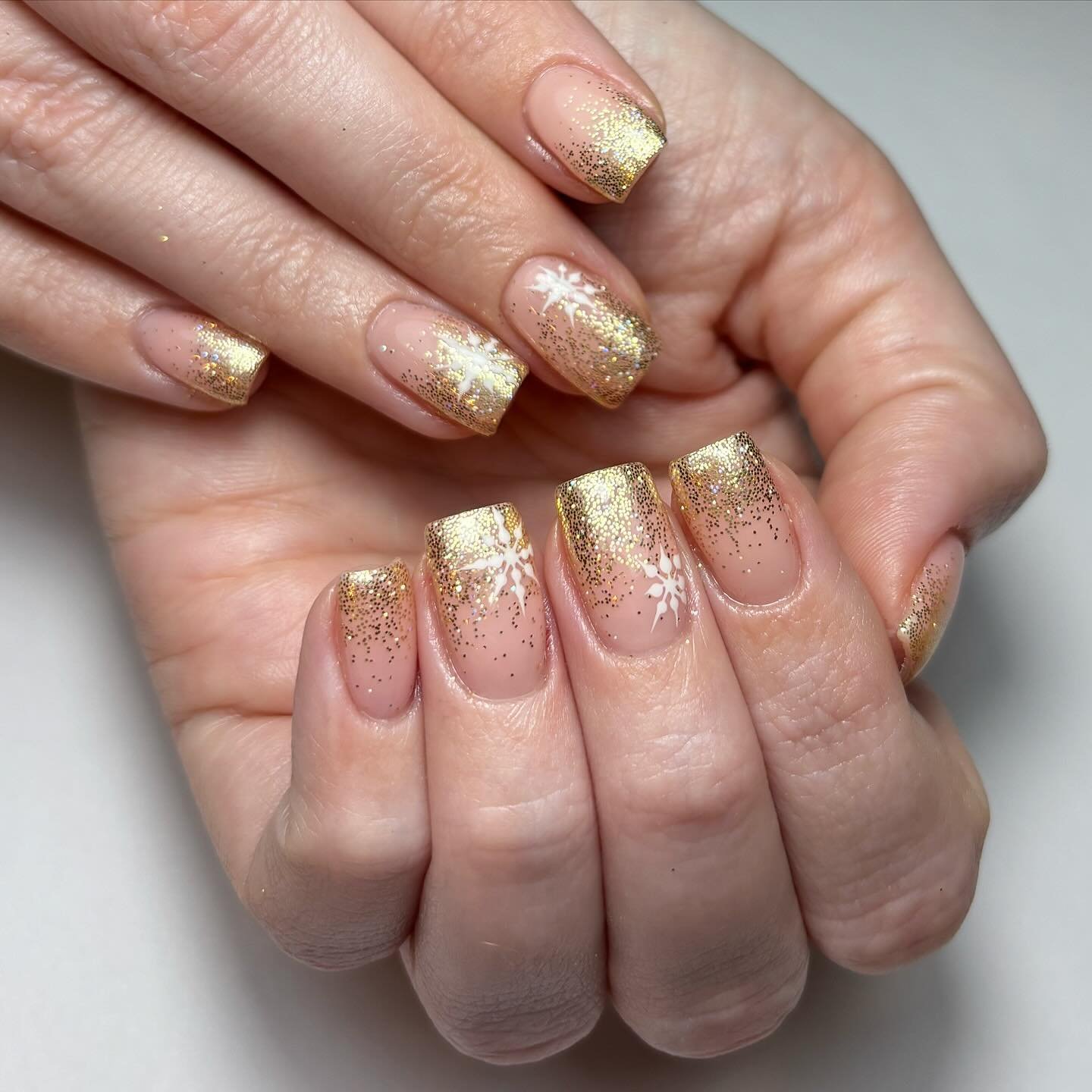 Elegant Gold Glitter Nails