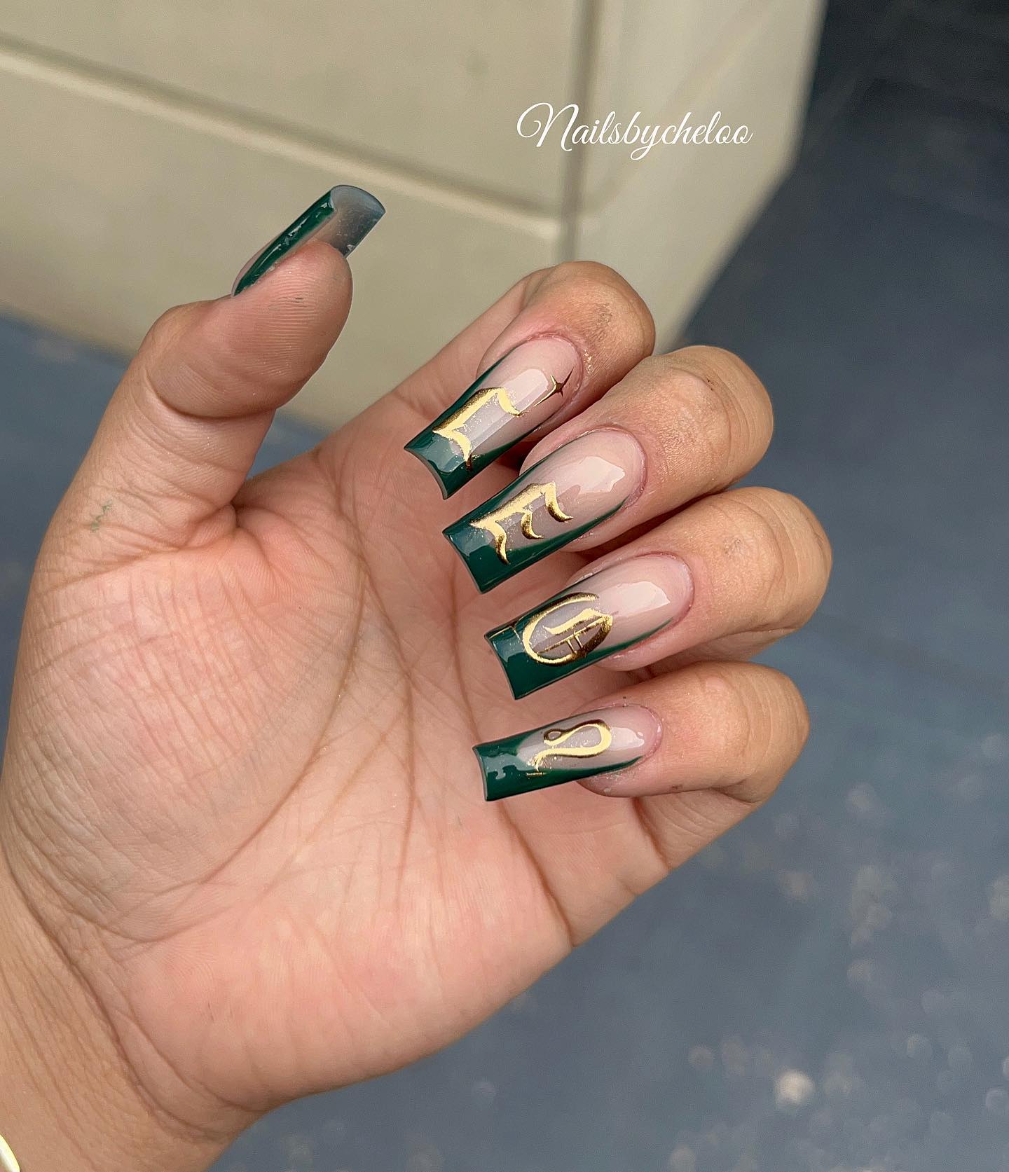 Elegant Green and Gold Nail Art