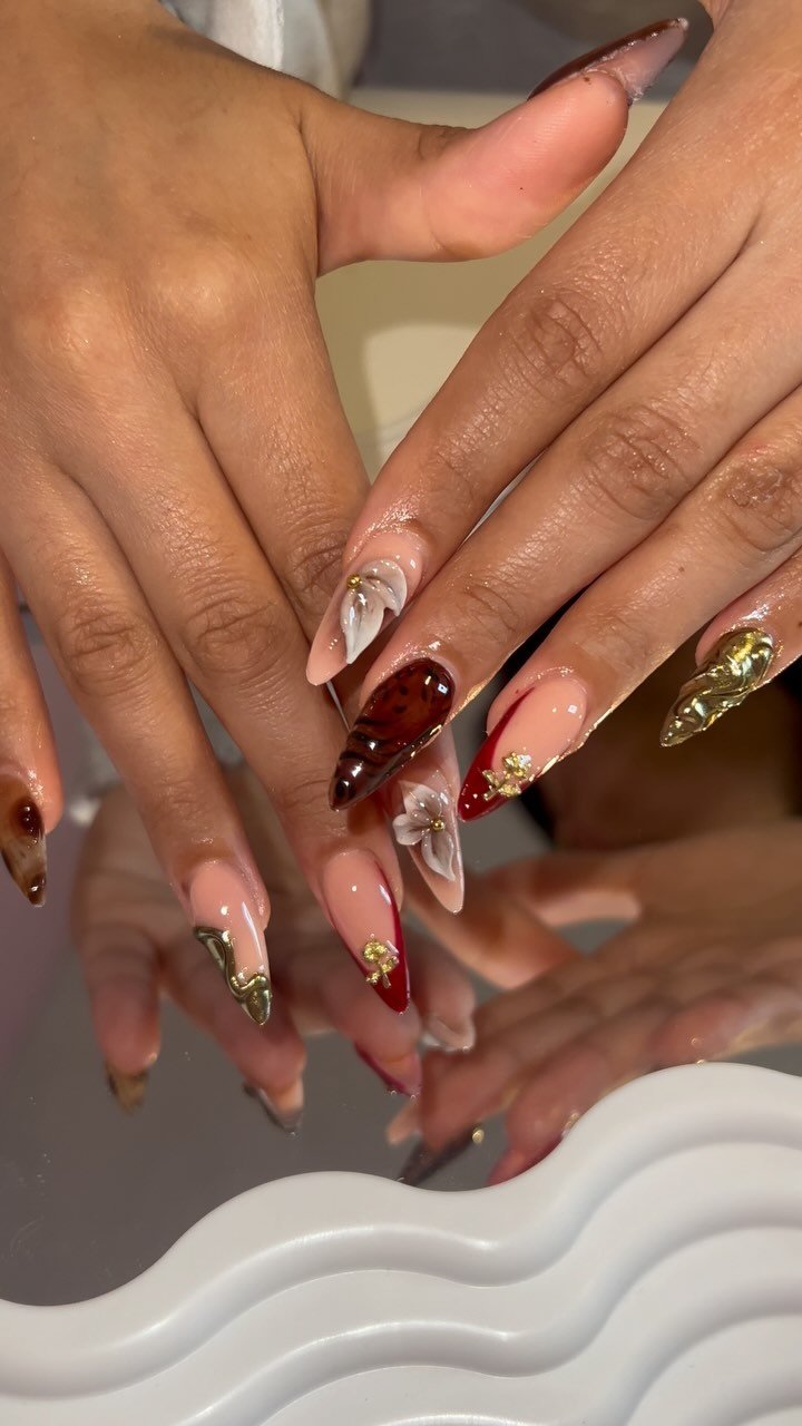 Elegant Artistic Nails