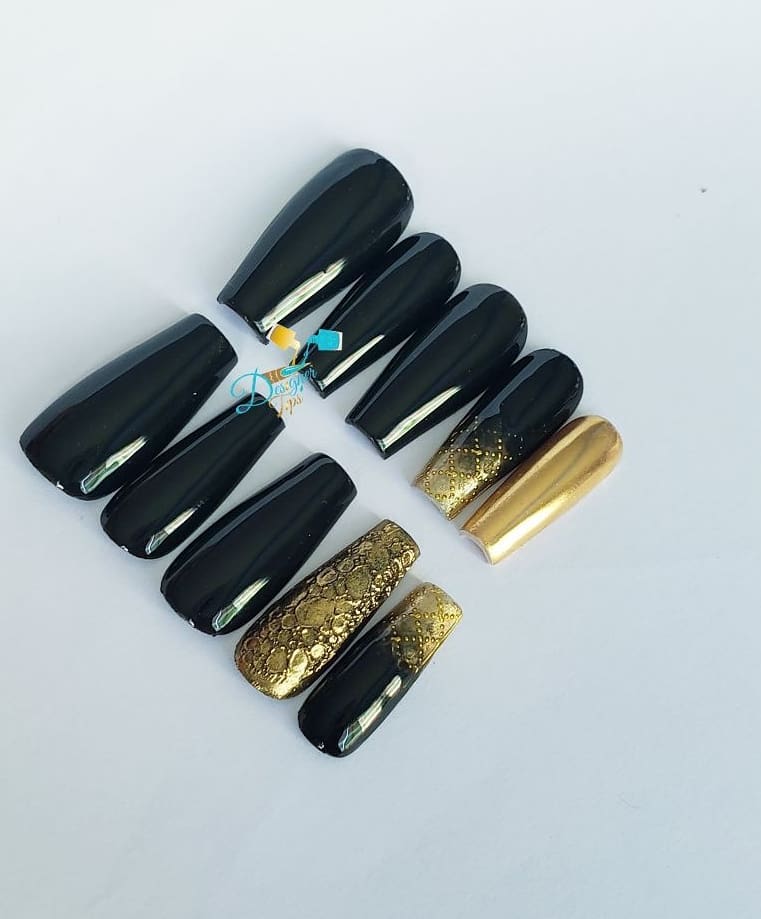 Elegant Black and Gold Nail Design